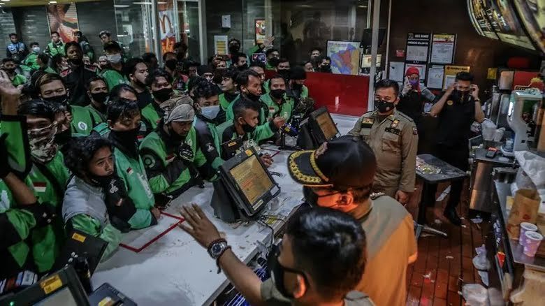 Antrian membludak driver Gojek untuk BTS Meal