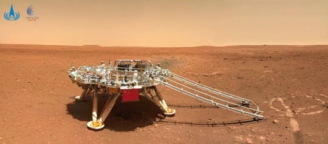 Pendarat rover menunjukkan bendera China di Mars.