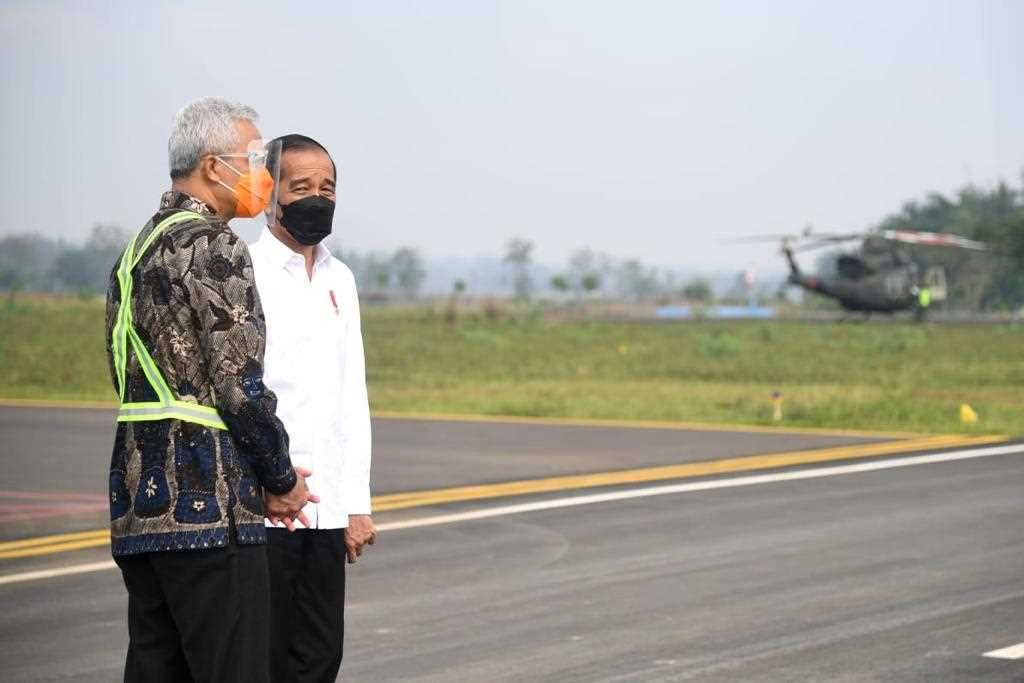 Ganjar menjelaskan kepada Presiden mengenai pembangunan Bandara Jenderal Soedirman Purbalingga.
