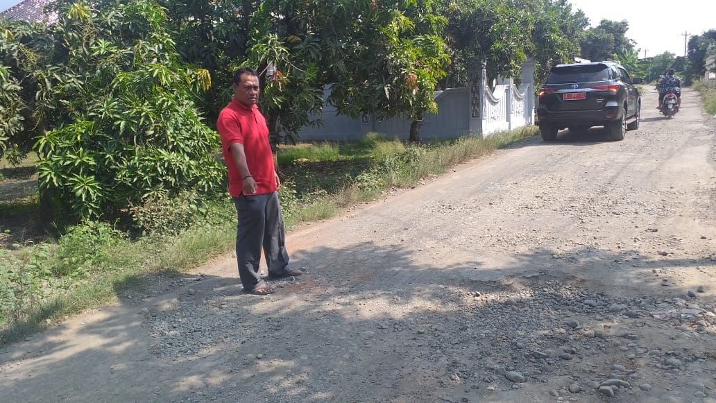 Ketua Dewan Perwakilan Rakyat Daerah (DPRD) Kabupaten Pemalang, Tatang Kirana, SIP meninjau langsung beberapa titik jalan rusak di Desa Danasari, Jumat 11 Juni 2021