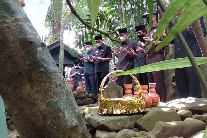 Bupati Ciamis Herdiat Sunarya (kanan) dan Wakil Bupati Ciamis Yana D Putra (kiri) saat ziarah di makam Bupati Ciamis ke-16 Raden Adipati Aria Kusumadiningrat (1839-1886) di Jambansari, Selagangga, Ciamis, Kamis (10/6/2021). Kegiatan tersebut merupakan rangkaian menjelang HUT ke-379 Kabupaten Ciamis pada 12 Juni 2021.