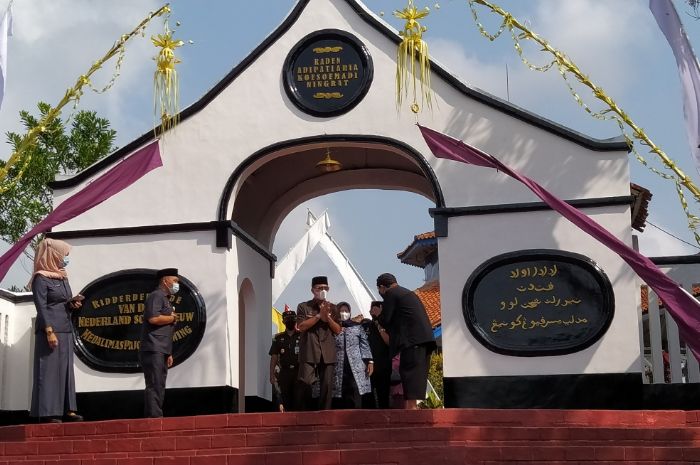 Bupati Ciamis Herdiat Sunarya bersama jajaran Forkopimda ziarah di makam Astana Gede Kawali, Kamis (10/6/2021). Kegiatan tersebut merupakan rangkaian menjelang HUT ke-379 kabuaten Ciamis pada 12 Juni 2021.