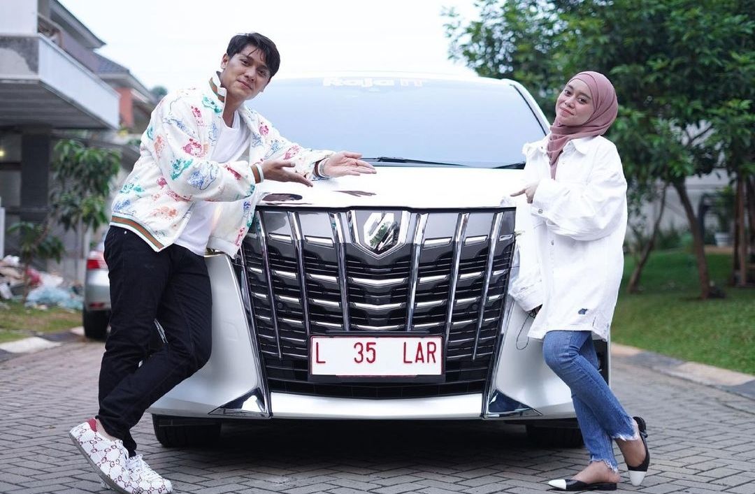 Hadiah mobil mewah limited edition dari pengusaha sukes untuk Rizky Billar dan Lesti Kejora jelang acara lamaran