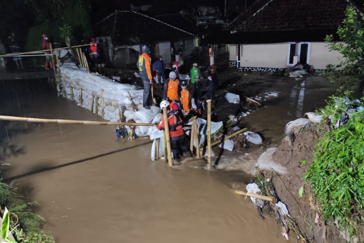Petugas gabungan sepanjang malam berupaya melakukan perbaikan tanggul sungai Cisunggalah yang kembali jebol  dan luapan air menerjang pemukiman warga di Kampung Muara, Desa Panyandap, Kecamatan Solokanjeruk Kabupaten Bandung. 
