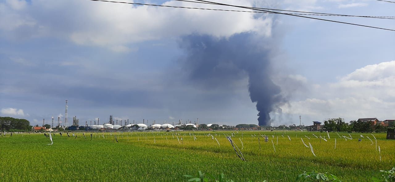 Kepulan asap terlihat dari kejauhan pasca tangki Pertamina Cilacap terbakar