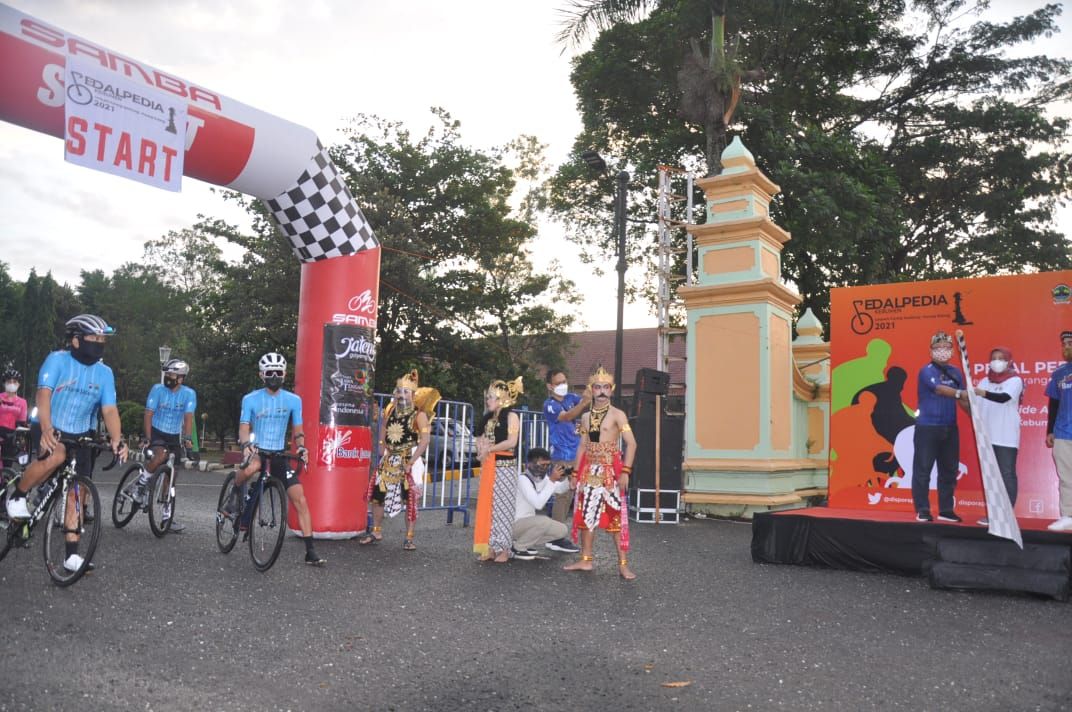 Ketua Disporapar Jateng membuka start kegiatan gowes yang diikuti 100 pesepeda