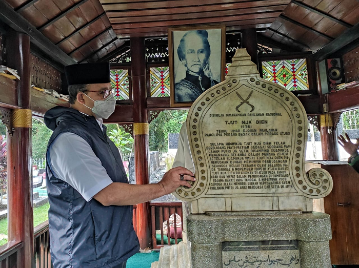 Disela Kunjungannya ke Sumedang, Anies Baswedan Sempatkan Ziarah ke Makam Cut Nyak Dhien./*