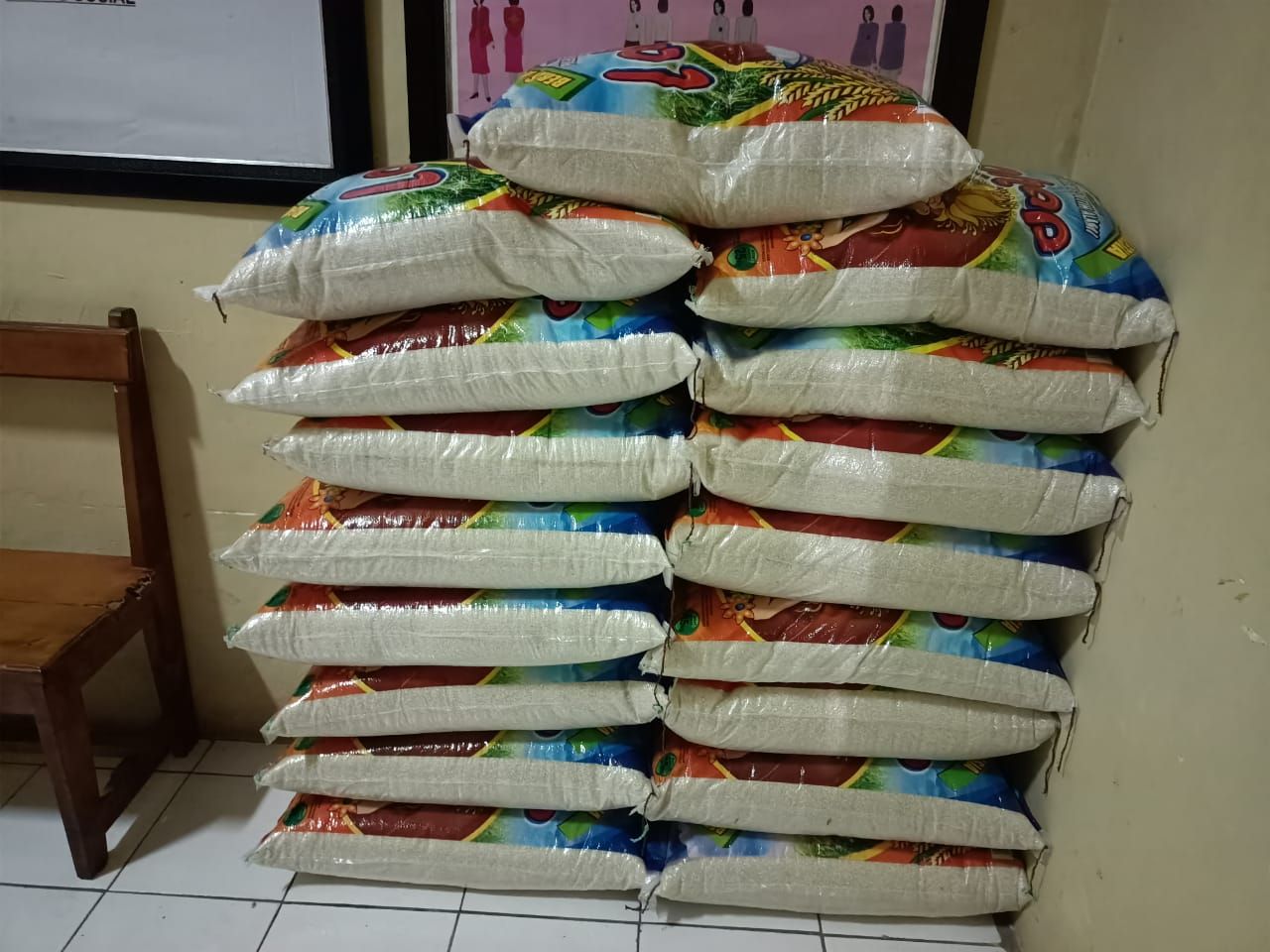 Barang bakti karyawan mencuri dua puluh karung beras.