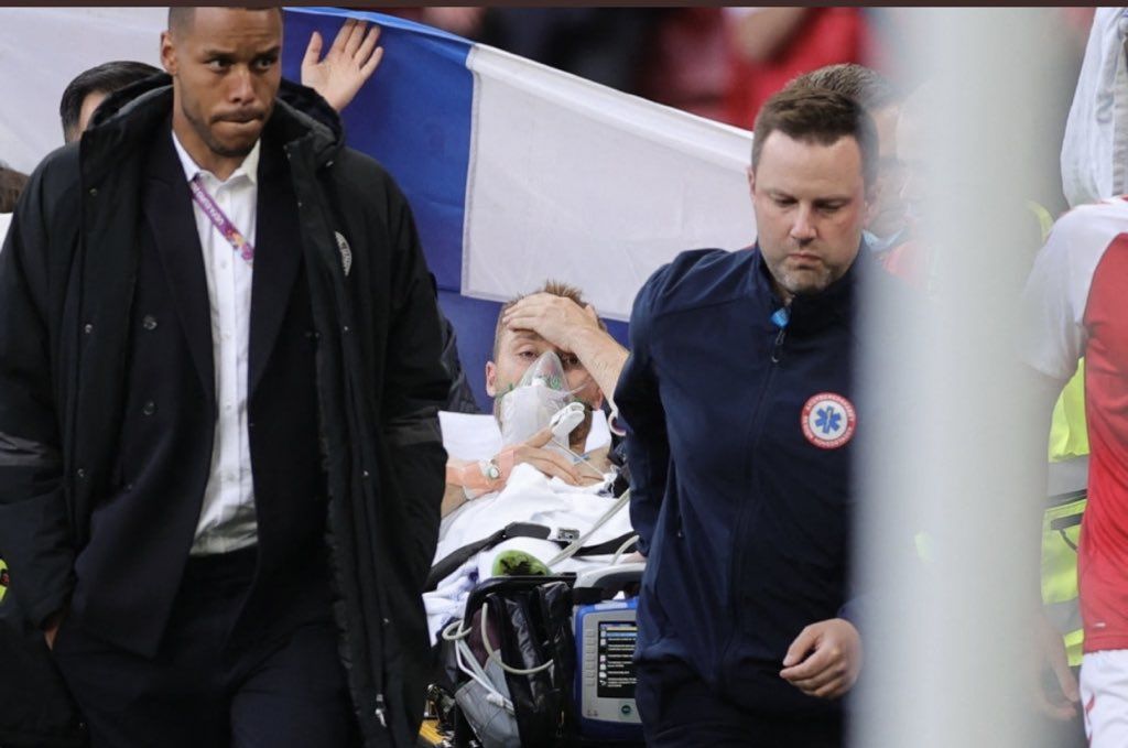 Pemain Timnas Denmark, Christian Eriksen sudah siuman dan dilarikan ke rumah sakit untuk mendapatkan perawatan lebih lanjut.