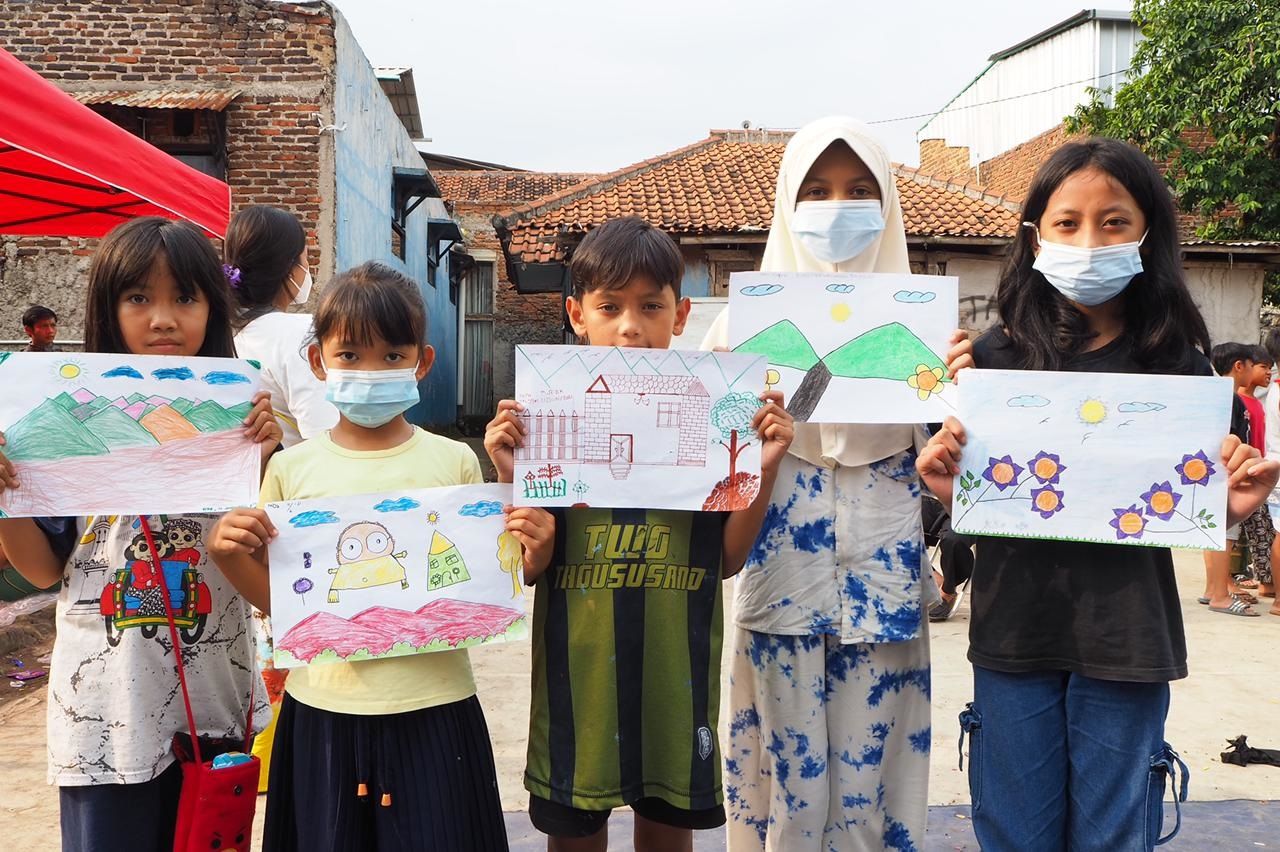 Tisna Sanjaya membuat workshop melukis bersama warga Bandung di Imah Budaya (IBU) Cigondewah, Bandung.