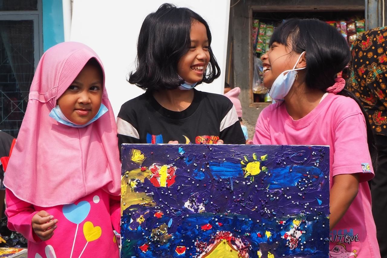 Tisna Sanjaya membuat workshop melukis bersama warga Bandung di Imah Budaya (IBU) Cigondewah, Bandung.