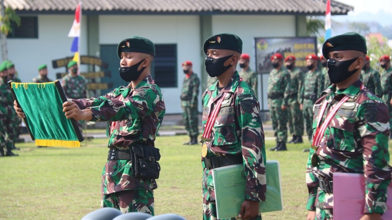 Letda Inf Adjusta Bagas Pamungkas ,S.Tr.Han (kiri) siswa raider terbaik angkatan XXVII
