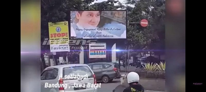 Sejumlah reaksi dan kado unik diberikan fans untuk momen tunangan Rizky Billar dan Lesti Kejora, termasuk pajang videotron di Bandung.