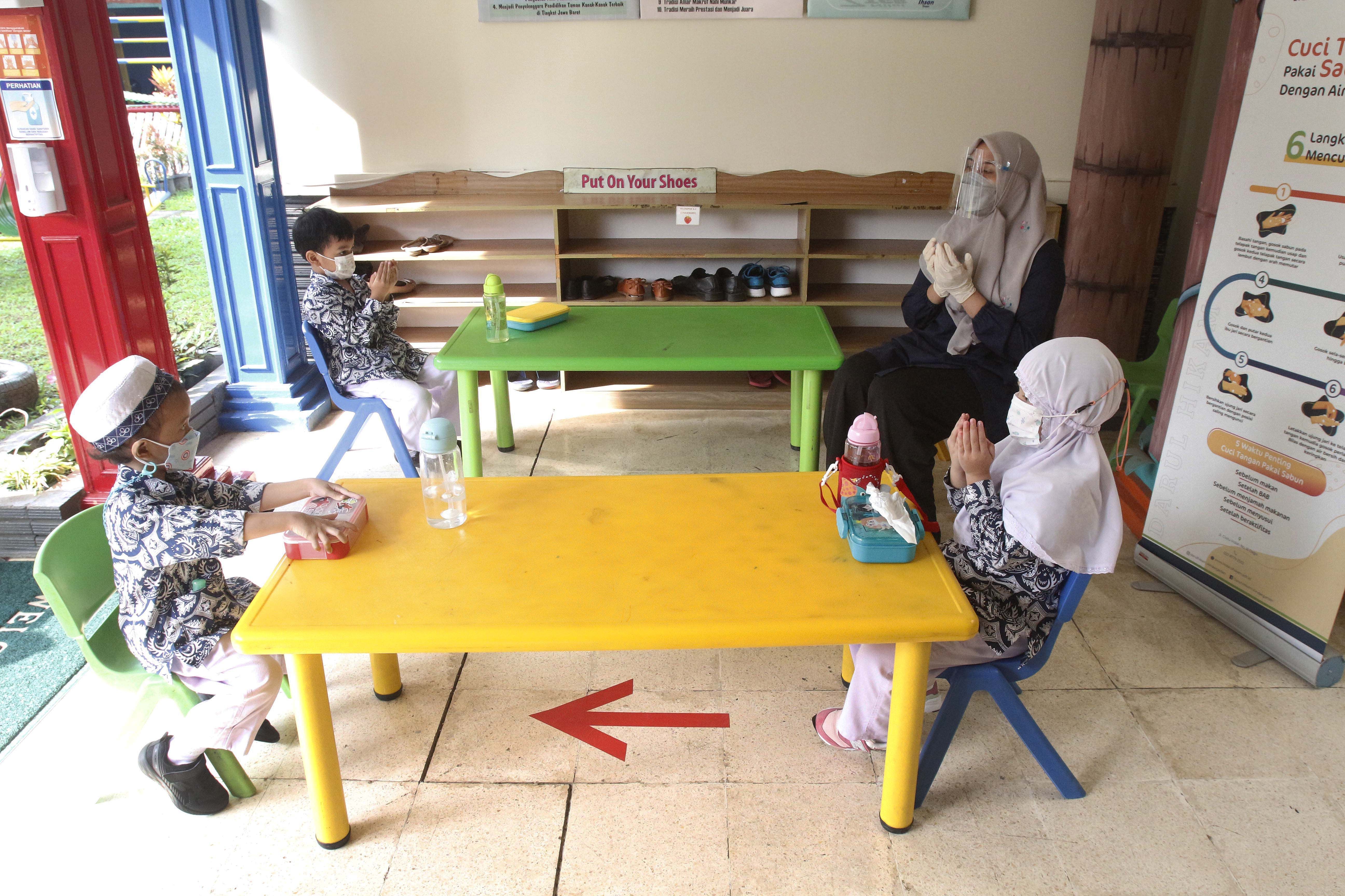 Siswa melakukan kegiatan makan di ruang terbuka di TK 1 Darul Hikam, Jl. Cisitu Indah, Kota Bandung, Senin (14/6/2021).