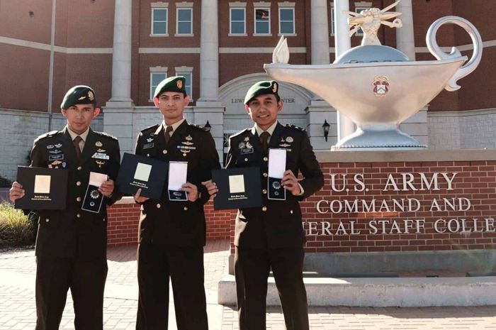Tiga Perwira TNI AD berhasil raih Double Degree dan lolos dari lubang jarum US Army, Sekolah Staf dan komando Amerika Serikat. (Dok. Dispenad)