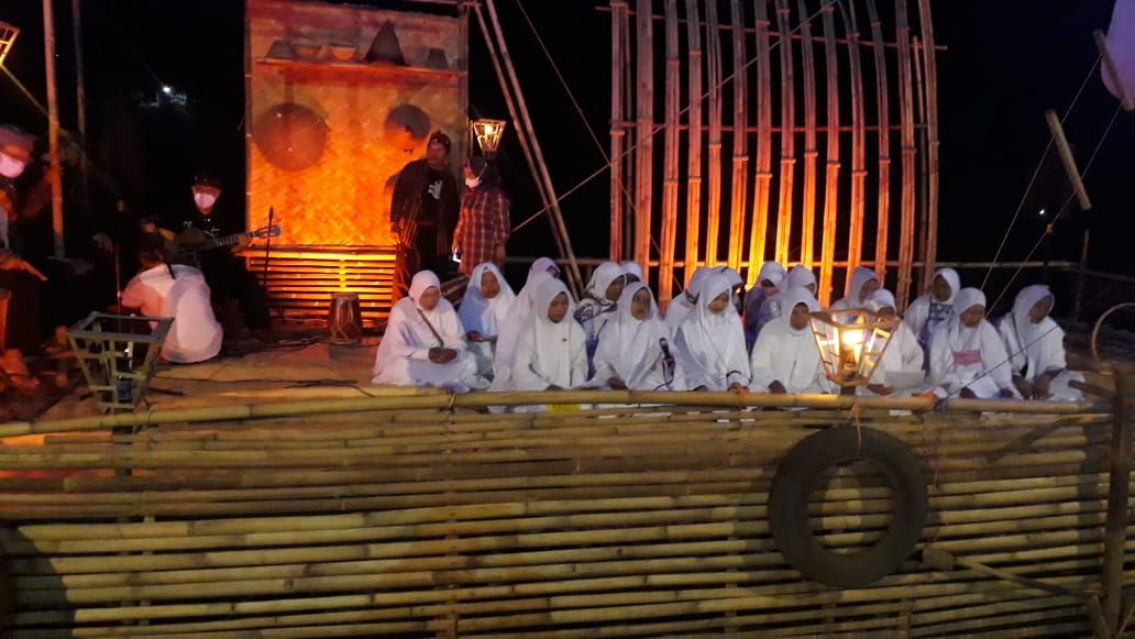 Doa bersama dan pertunjukan tari tradisional menjadi rangkaian acara Ruwatan Desa Putridalem Kecamatan Jatitujuh.