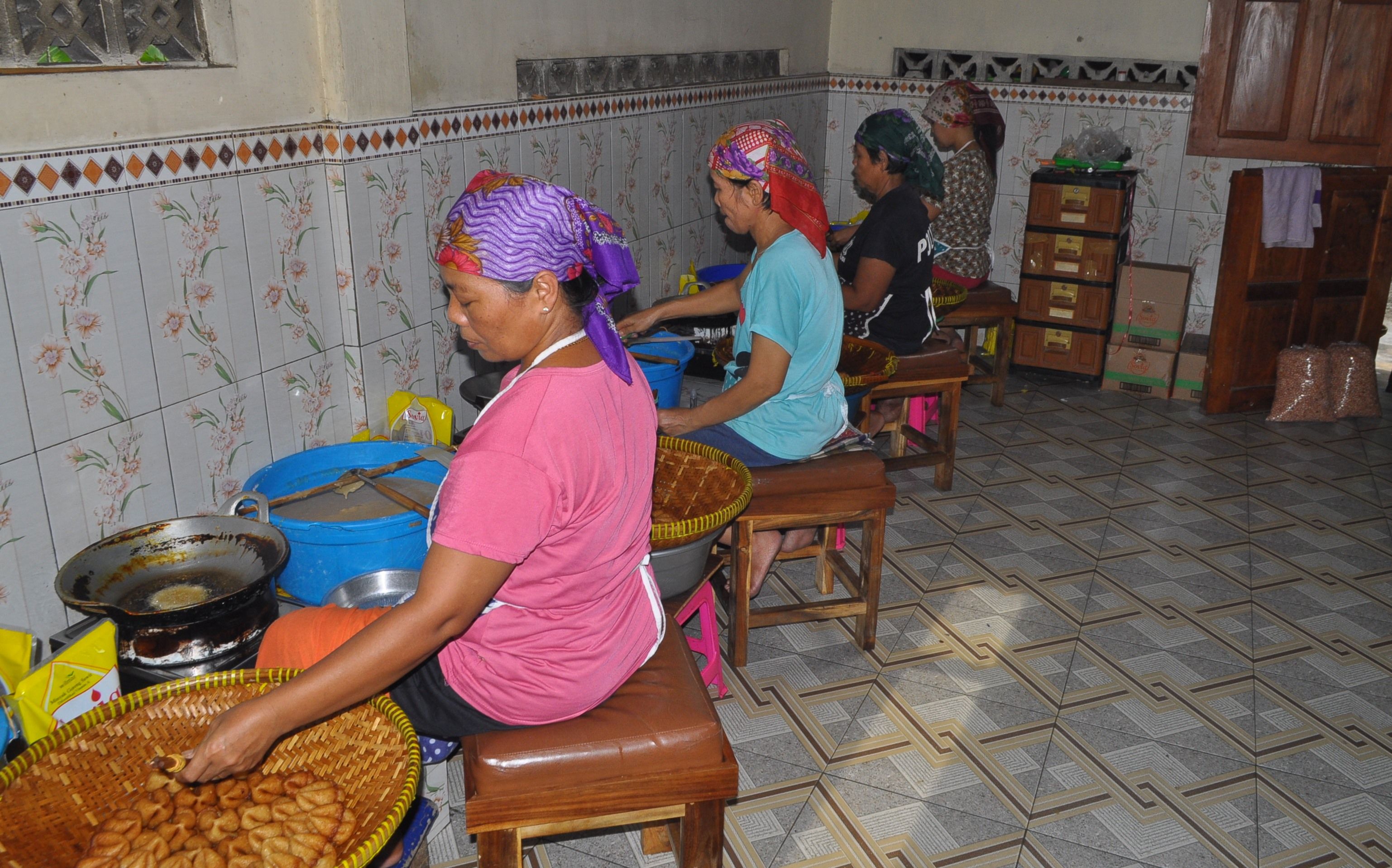 Suasana aktifitas di salah satu rumah produksi adrem, di Kampung Adrem “Mawar Merah”, Bantul