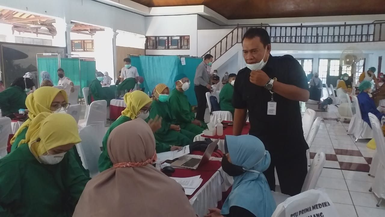 Ketua DPRD Pemalang Tatang Kirana saat menyapa peserta vaksinasi di Kabupaten Pemalang 
