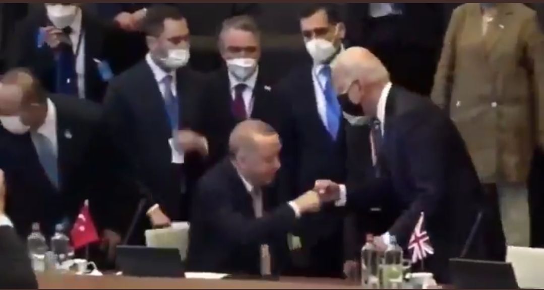 Presiden AS menunduk dan salam pada Presdien Turki Recep Tayyip Erdogan