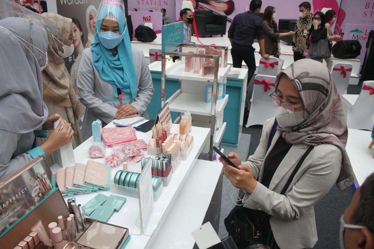 Bandung Beauty Station dibuka oleh Direktur Komersial dan UMKM bank bjb Nancy Adistyasari.