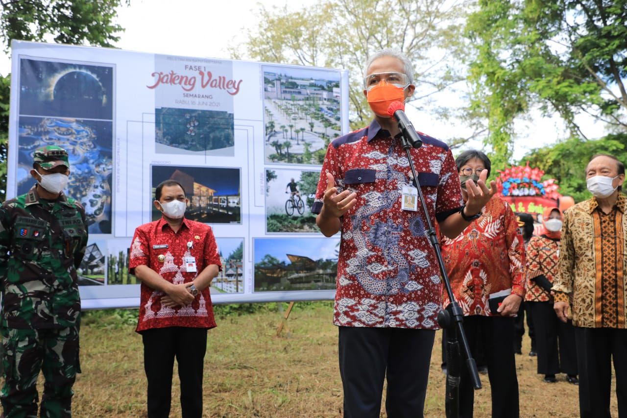 Gubernur Ganjar Pranowo dalam acara Peletakan Batu Pertama fase pertama di 5 titik area Jateng Valley di kawasan Hutan Wisata Penggaron, Rabu 16 Juni 2021. Ganjar menyebut, Jateng Valley ini komitmen bersama pengembangan daerah.