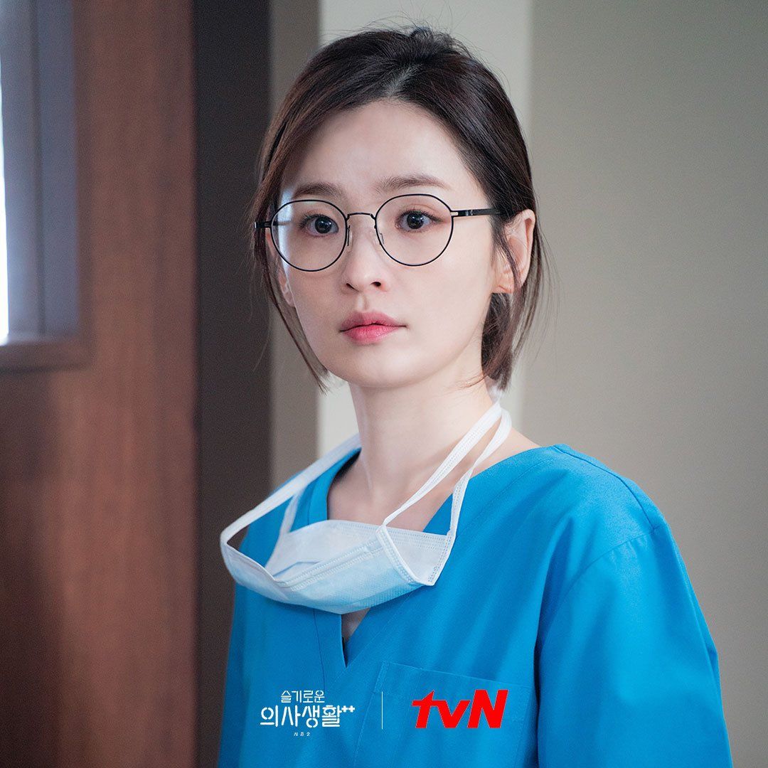 Pesona Chae Song Hwa di still cut perdana drama Korea Hospital Playlist Season 2