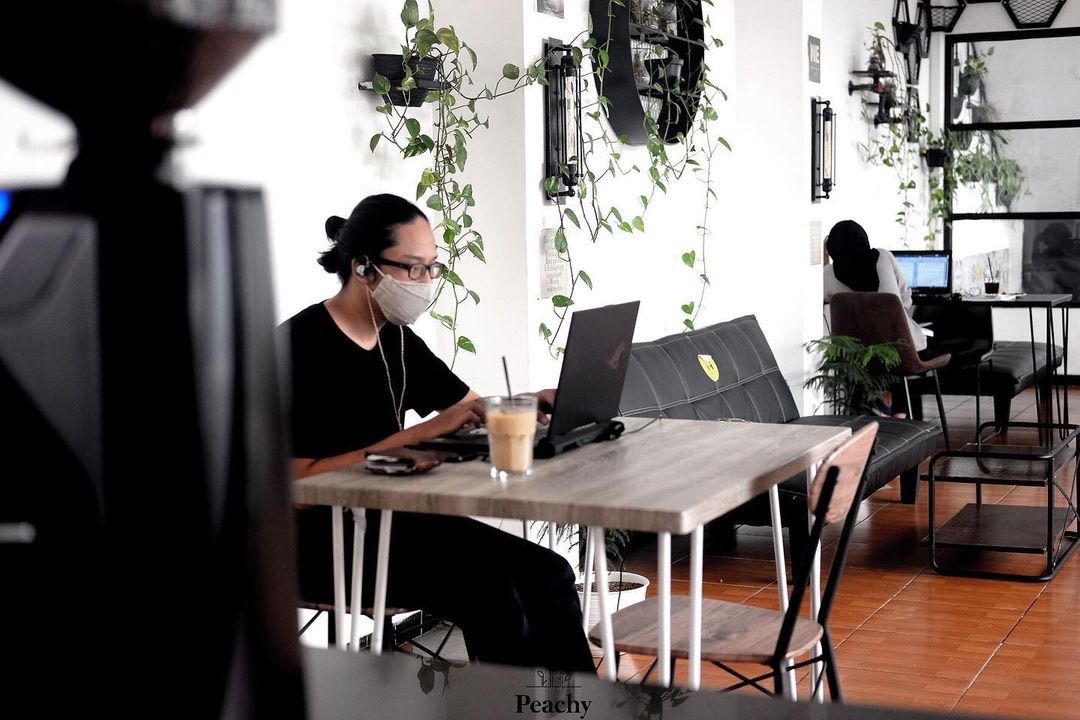 Peachy coffee and workspace tempat nugas di Taman Siswa.