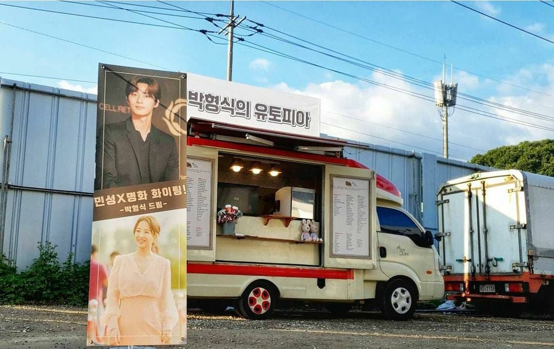 Park Hyung Sik sampaikan dukungan kepada teman dan mantan lawan mainnya Park Seo Joon dan Park Bo Young melalui kiriman truk kopi.