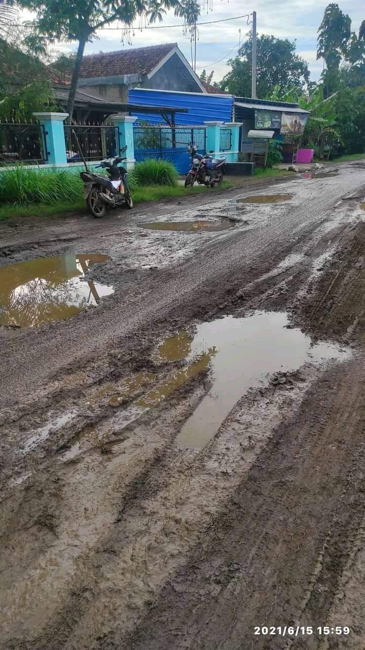 Potret jalan rusak di Blok Mangir Kecamatan Sliyeg Kabupaten Indramayu