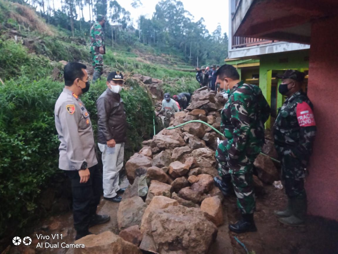 Tanggul Solokan Jebol Akibat Debit Air, Rumah Warga Di Rancabali ...