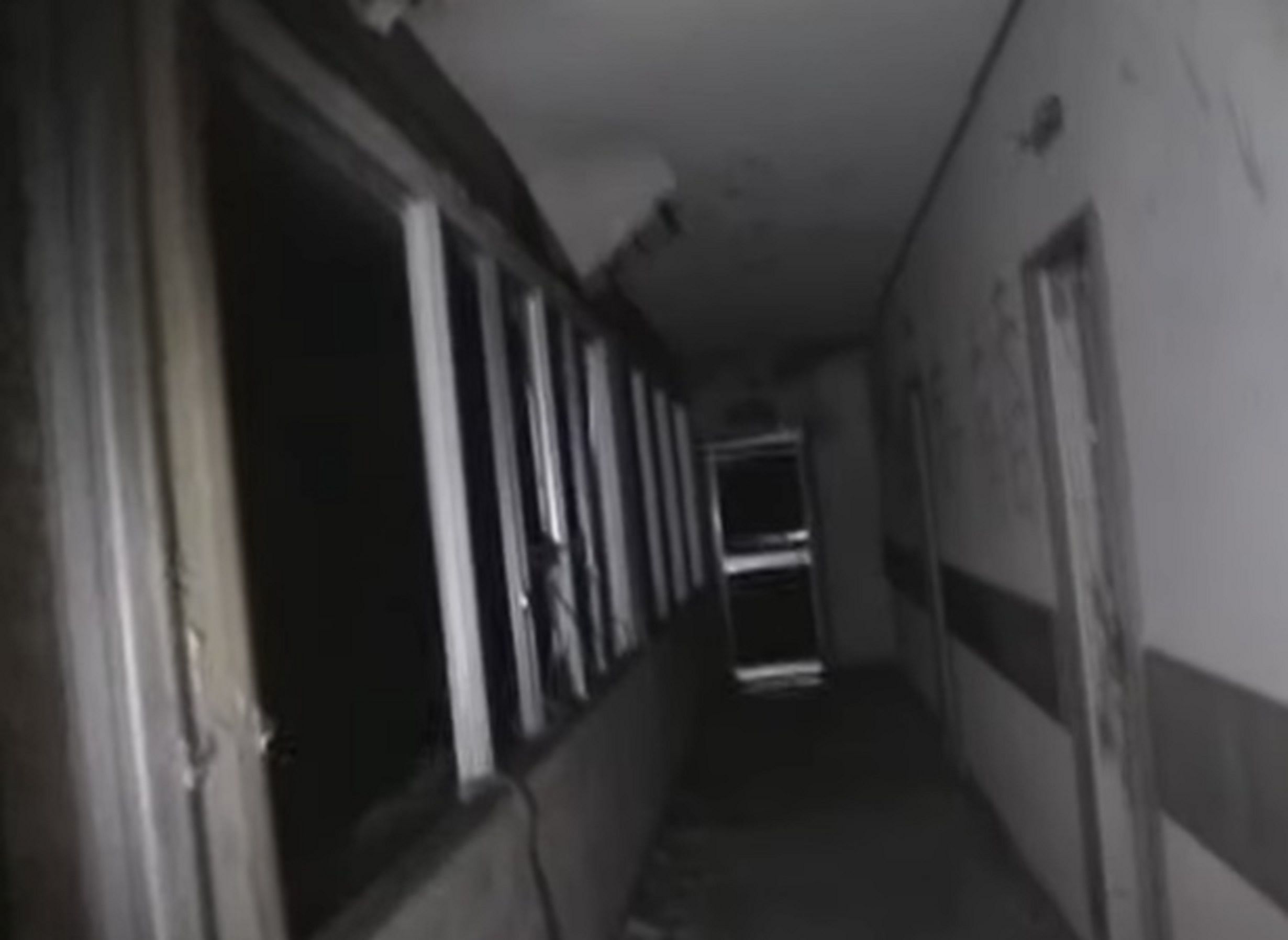  Tangkapan layar dari video tahun 2010 yang menjelajahi Hotel Tsubono yang terlantar.  