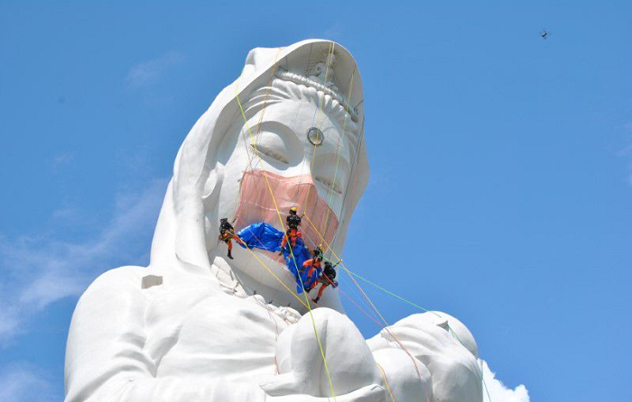 Patung Raksasa di Jepang Dipakaikan Masker Sebagai Doa 
