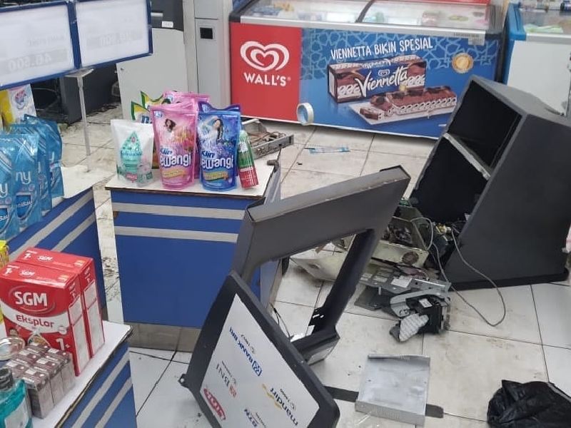 ATM di minimarket Cikiwul, Bantar Gebang, Kota Bekasi dijebol maling pada Kamis, 17 Juni 2021 dini hari.