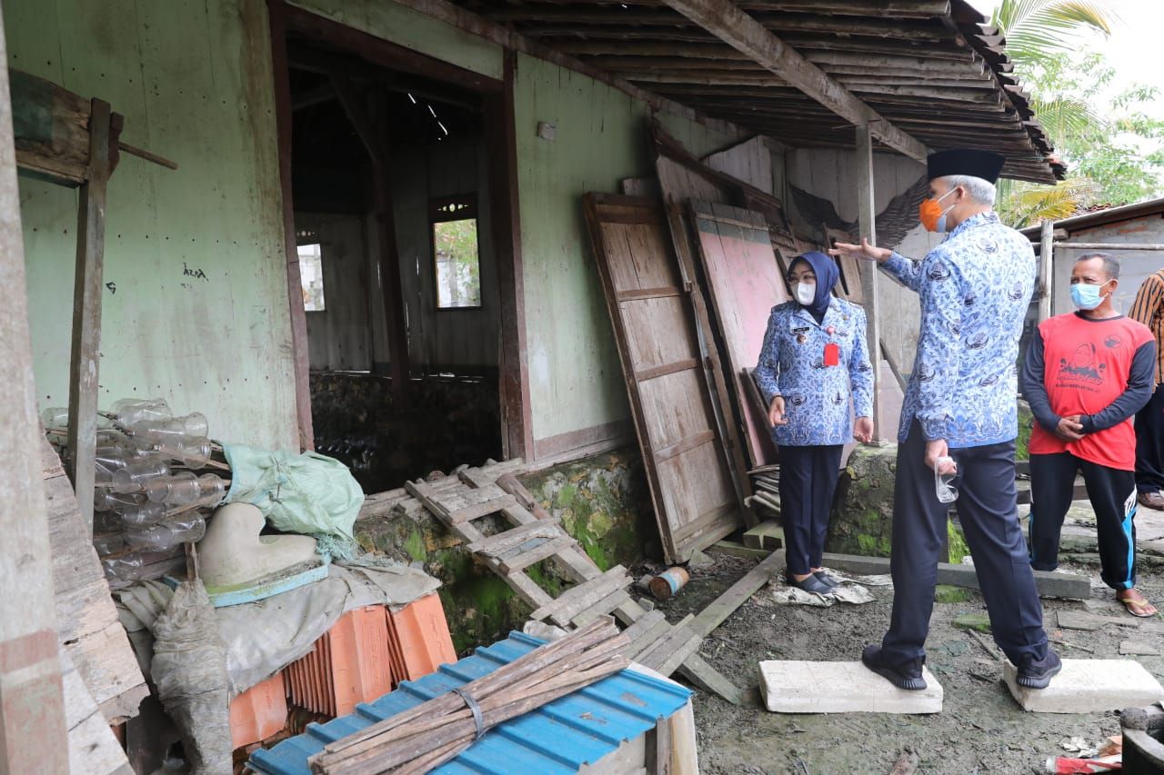 Gubernur Ganjar Pranowo melihat rumah tidak layak huni (RTLH) milik Jamin, warga Dusun Duwari, Pengkol, Grobogan, Kamis 17 Juni 2021.