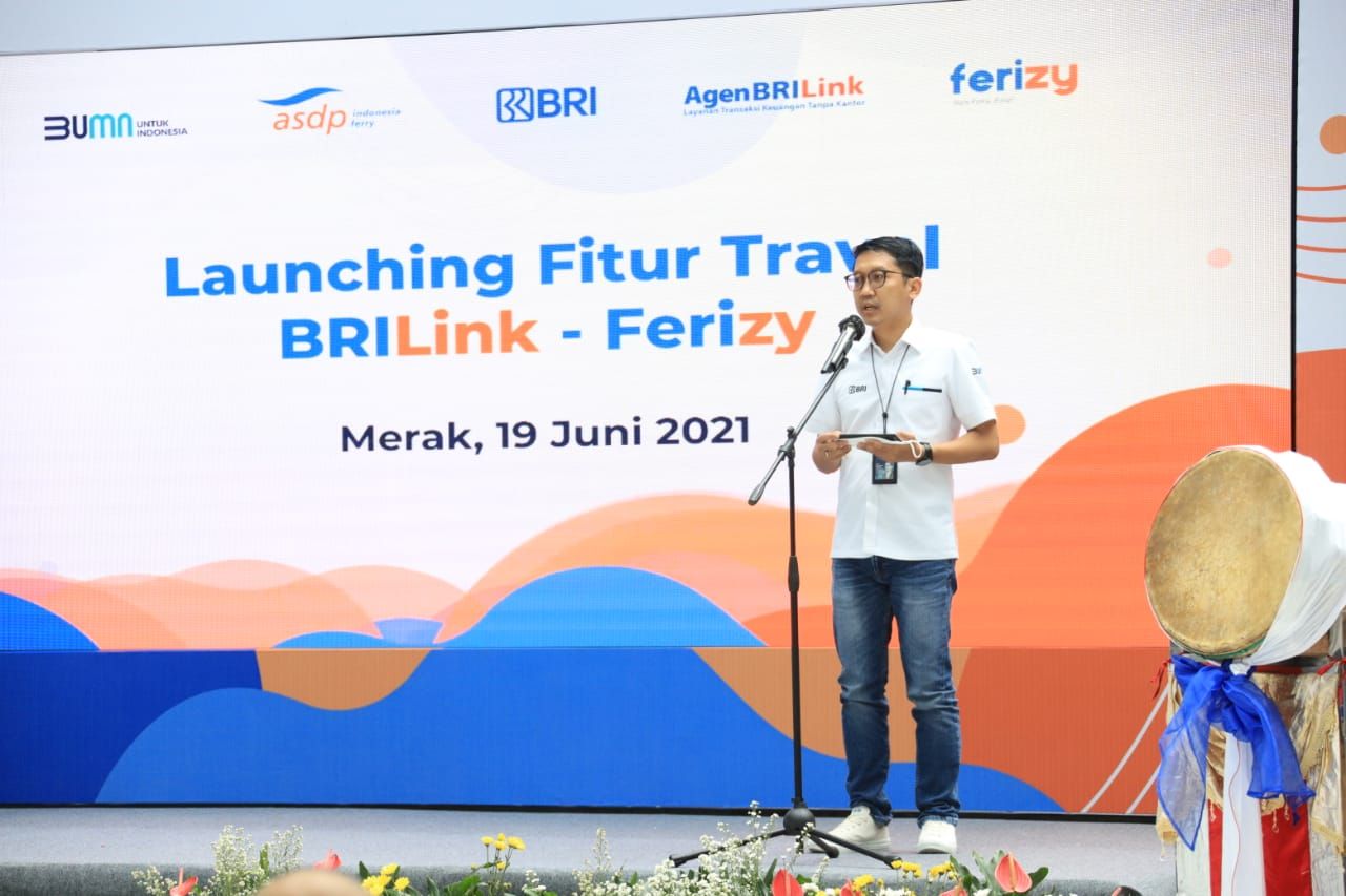 Direktur Jaringan dan Layanan BRI Arga M. Nugraha saat melluncurkan fitur Travel BRILink - Ferizy.