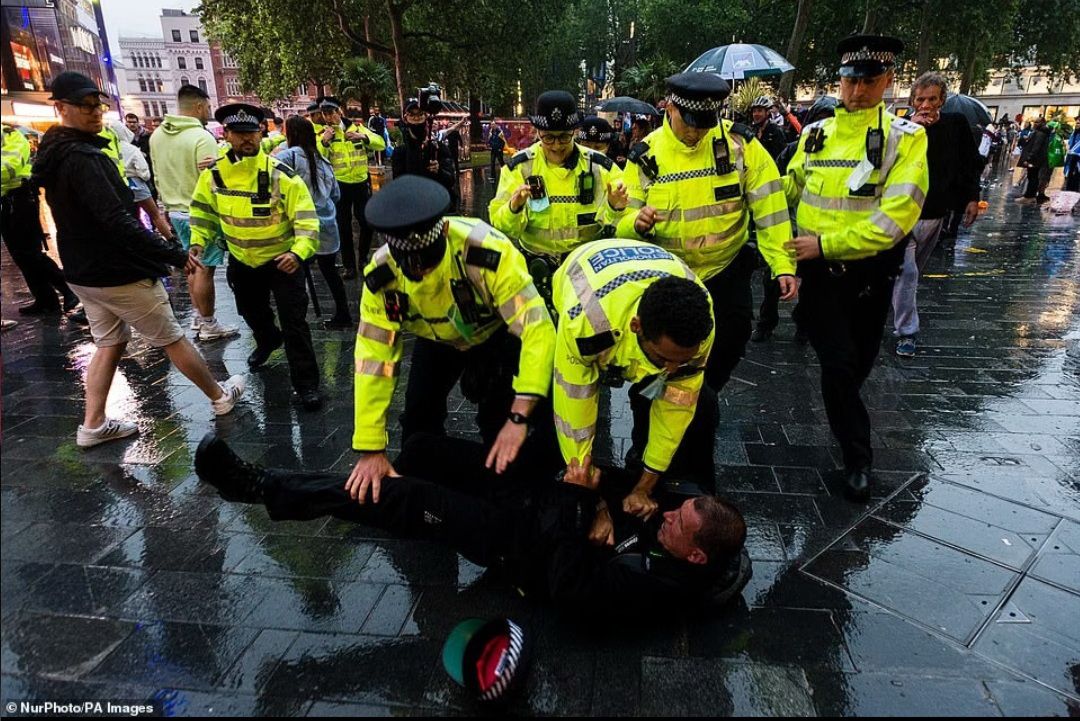  Polisi Metropolitan mengatakan 26 orang telah ditangkap sebagai bagian dari keseluruhan operasi kepolisian pada malam pesta pora di ibukota Inggris.  