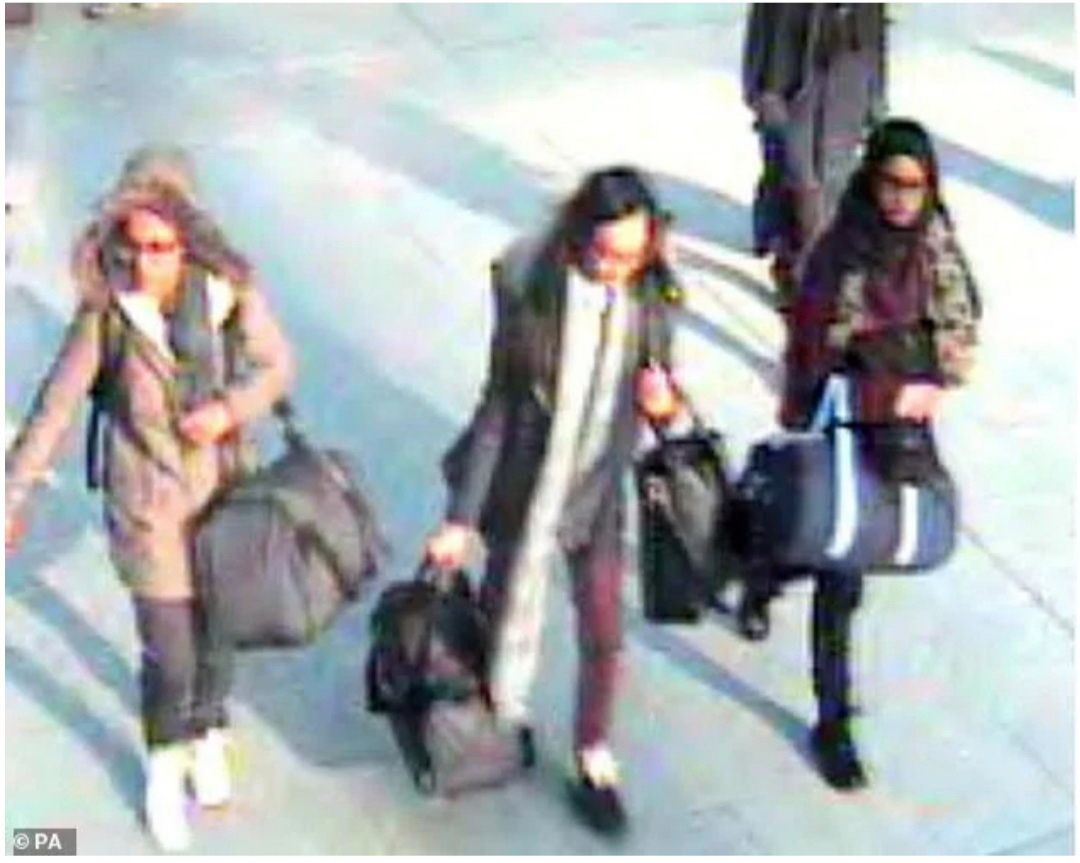 Begum berusia 15 tahun ketika dia melarikan diri dengan dua siswi lainnya - Kadiza Sultana, 16, dan Amira Abase, 15 - (semua digambarkan di bandara Gatwick) ke Suriah untuk menikah dengan seorang jihadis Belanda pada tahun 2015.