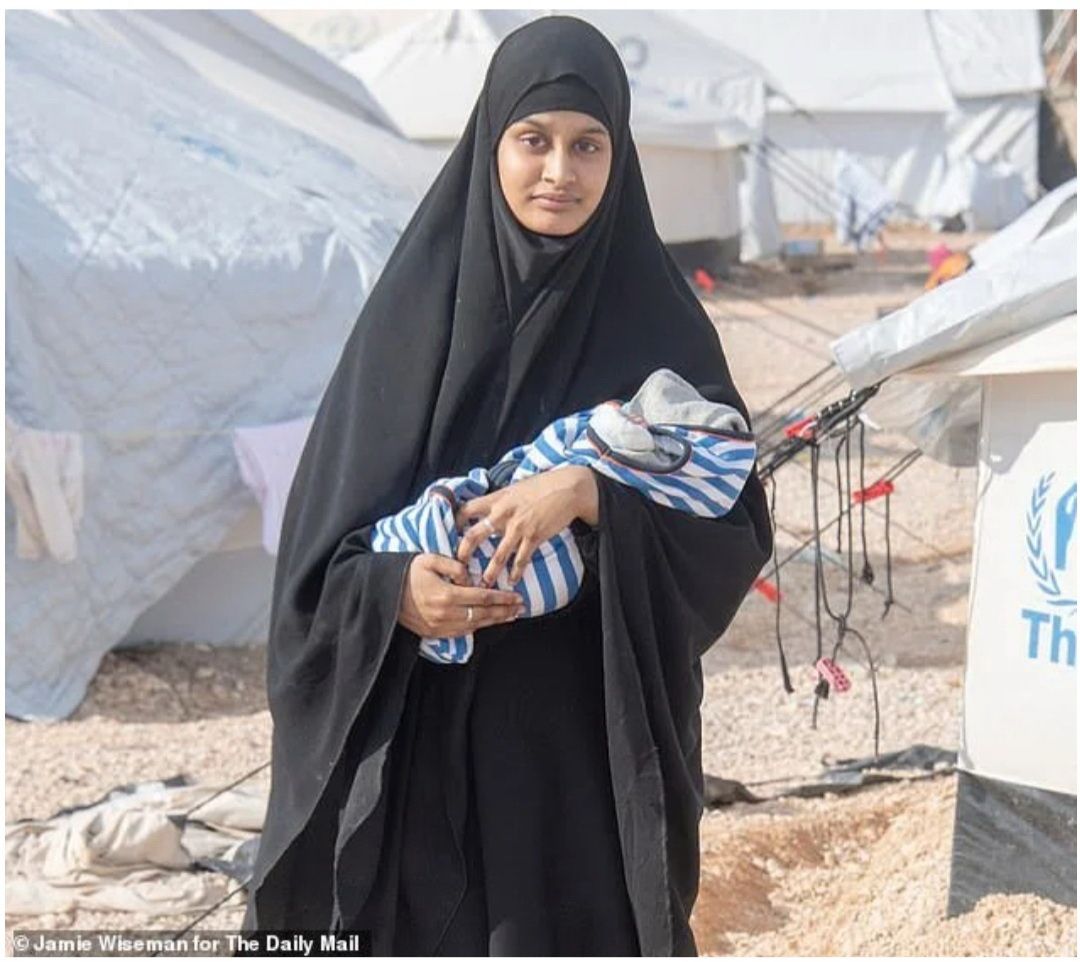  Begum kini terlihat sangat berbeda dari imej sebelumnya sebagai pengantin jihad dengan hijab dan kerudung. Digambarkan sedang menggendong bayinya di kamp Al Hawl, tempat anak itu meninggal.