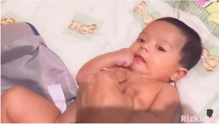 Foto Rizki DA mengganti popok Baby Syaki/ tangkapan layar YouTube Rizki 2R