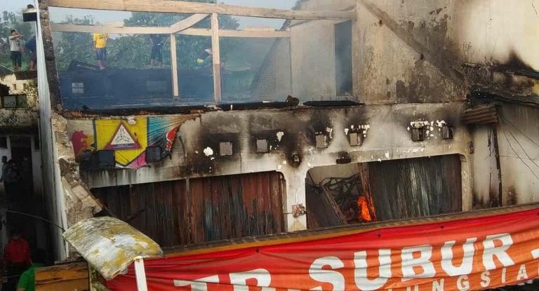 Akibat Arus Pendek Toko Subur di Subang Hangus Terbakar 