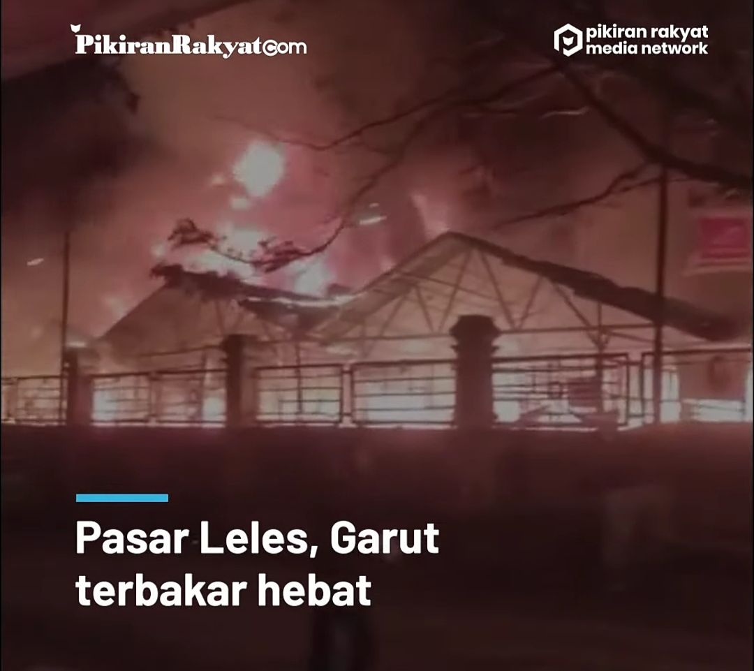 Kebakaran Pasar Leles Garut Jawa Barat belum dapat dipadamkan. Ini penyebab kebakaran hebat ini! Api berkobar sangat besar pada kebakaran Pasar Leles. 
