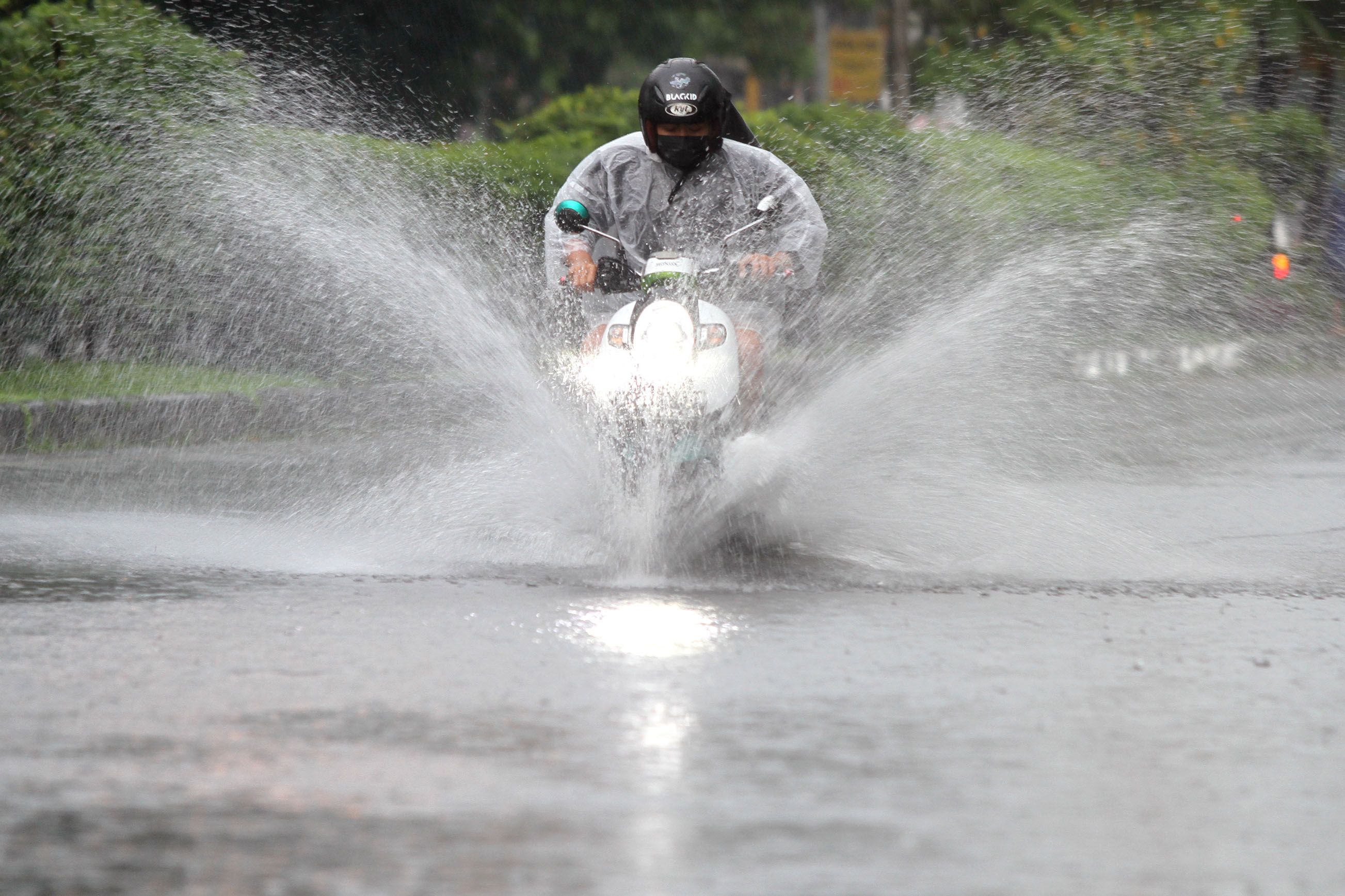 Pengendara menerobos banjir cileuncang di Jln. BKR, Kota Bandung, Senin, 21 Juni 2021. Banjir cileuncang yang selalu terjadi saat hujan deras ini terjadi akibat buruknya saluran air dikawasan tersebut. Banjir juga mengganggu arus lalulintas./Darma Legi/Galamedia. 