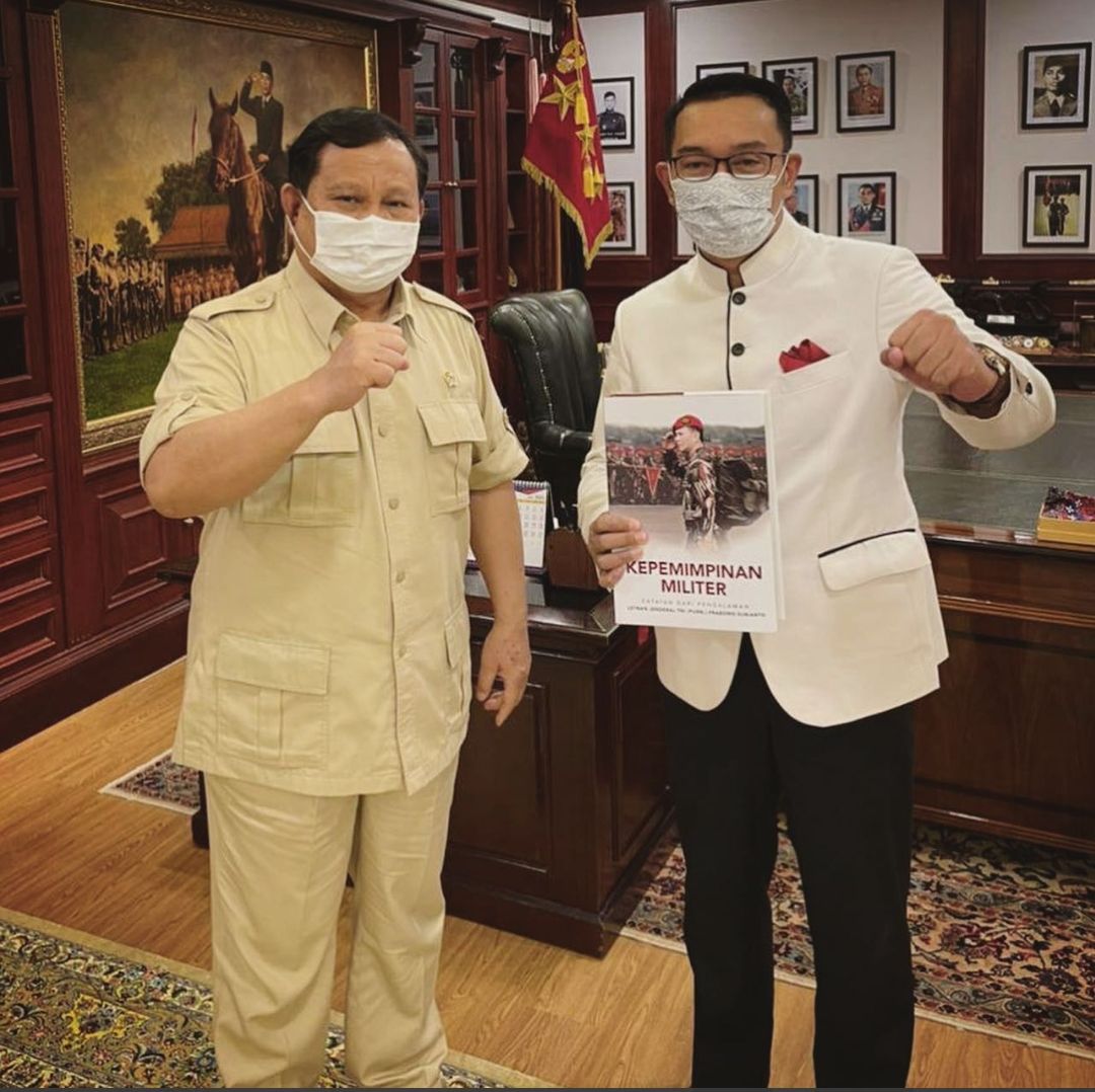 Prabowo dan Ridwan Kamil saling bertukar hadiah