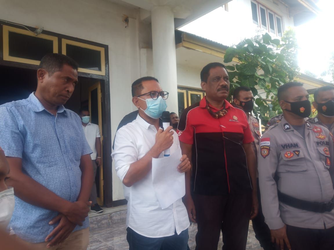 Perwakilan DPRD Kabupaten Flores Timur Yosep Paron Kabon (berbaju putih) saat menanggapi aksi GMNI.