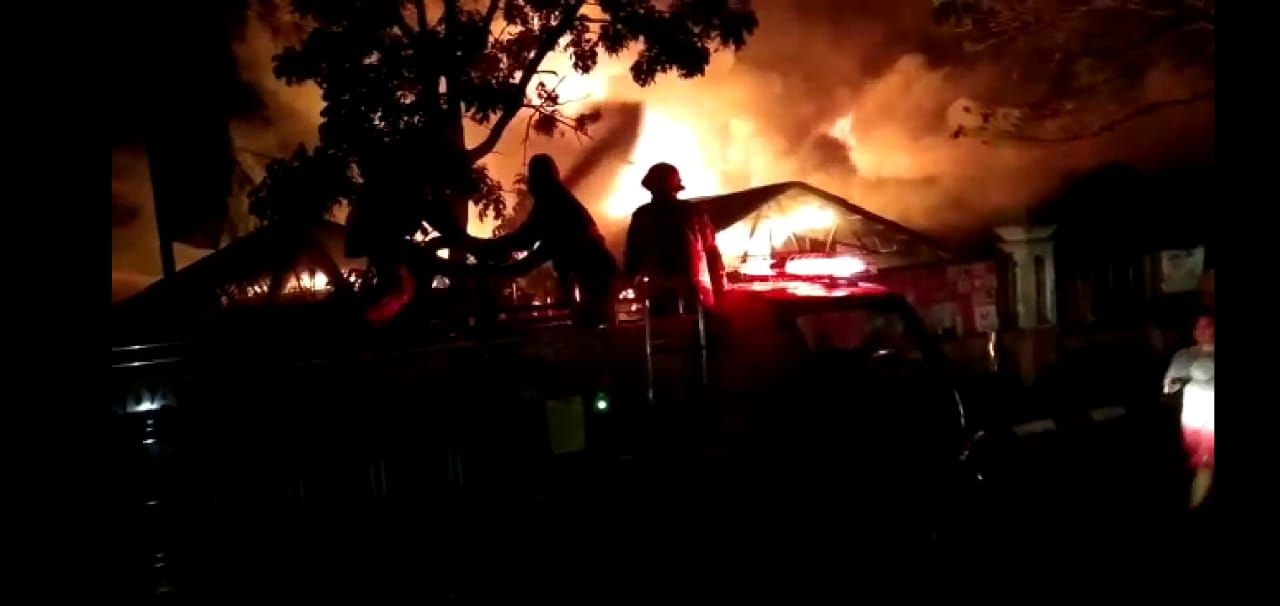 Kebakaran Pasar Leles Garut, Jawa Barat pada Minggu, 20 Juni 2021 Mengakibatkan Ratusan Kios Hangus Terbakar. 