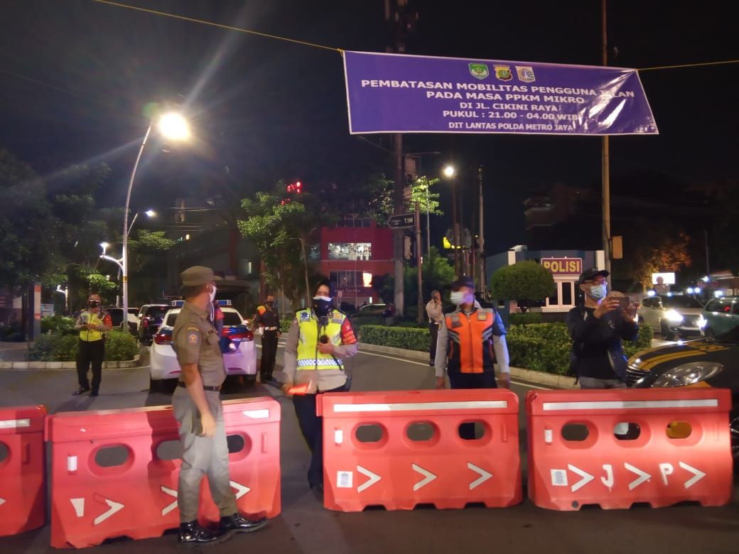 Pembatasan mobilitas di Cikini Raya, Jakarta Pusat, Senin 21 Juni 2021 malam
