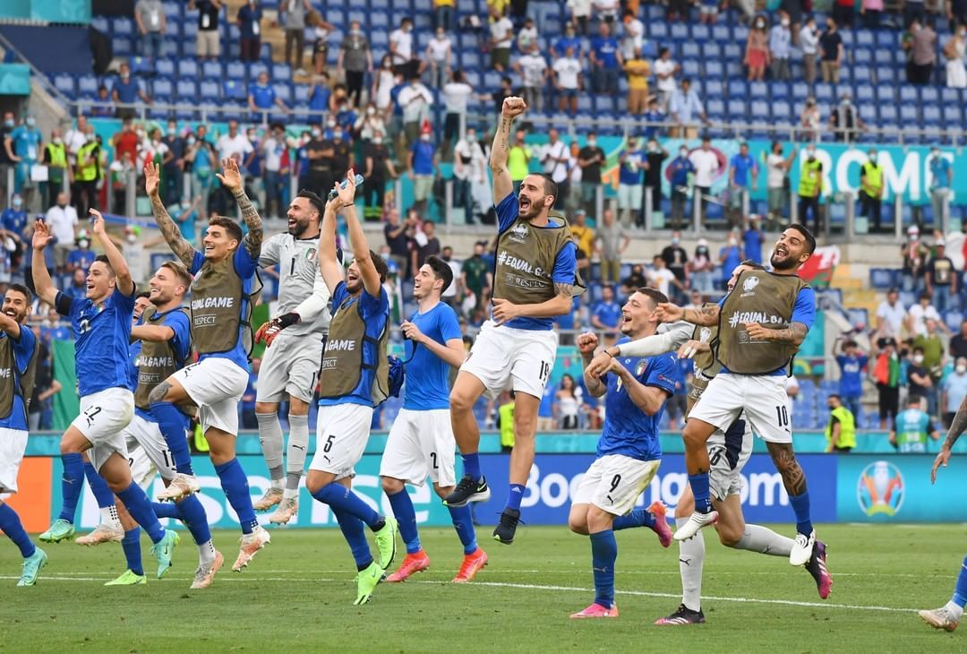 Para pemain Italia merayakan lolosnya mereka ke babak 16 Besar Euro 2021.