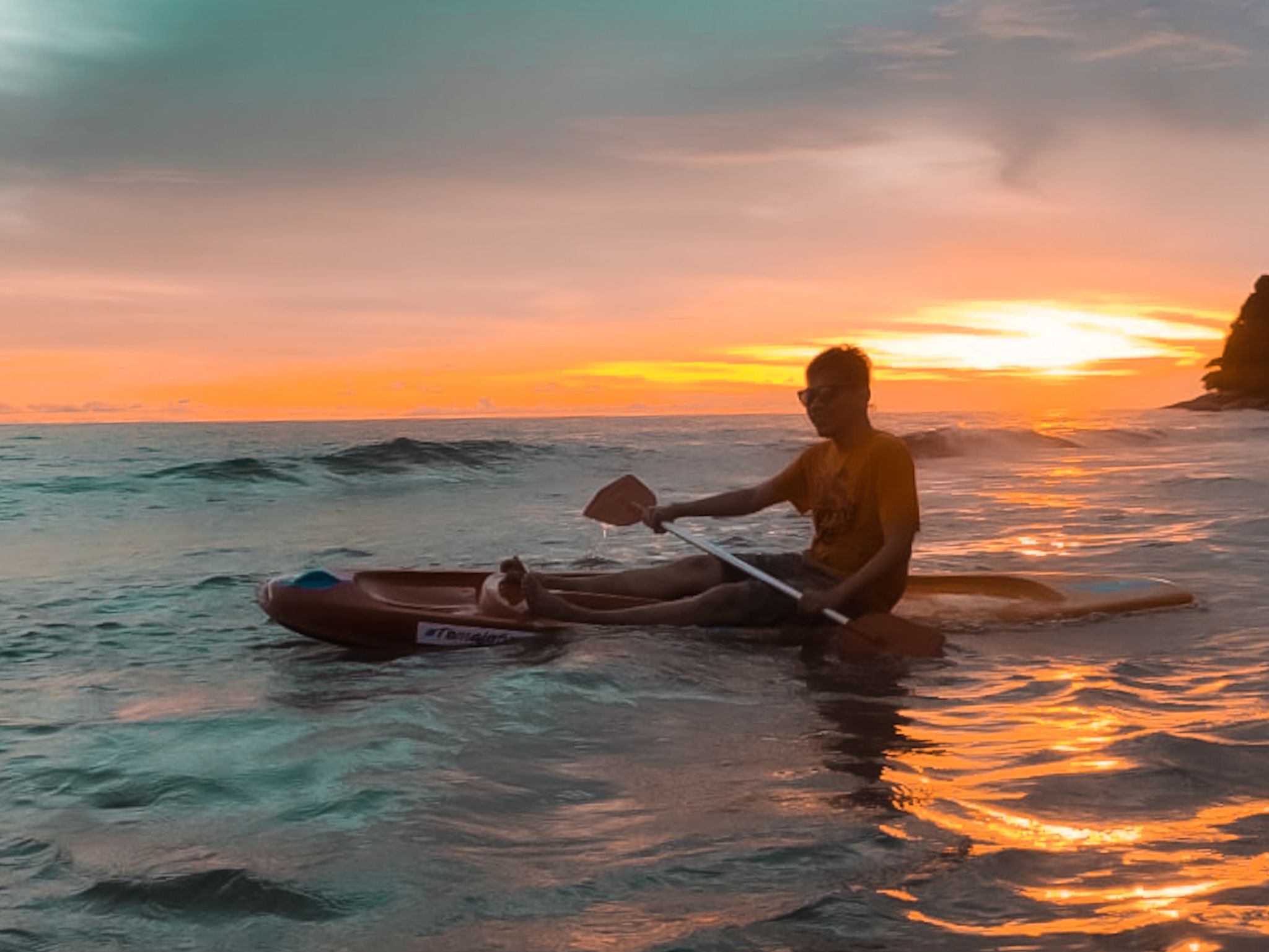 Wisatawan Lokal bermain kano sembari menikmati sunset keindahan pesona Pulau Temajo Mempawah/