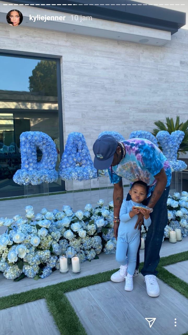 potret cantik perayaan hari ayah Kylie Jenner dan Traviss dipenuhi oleh bunga