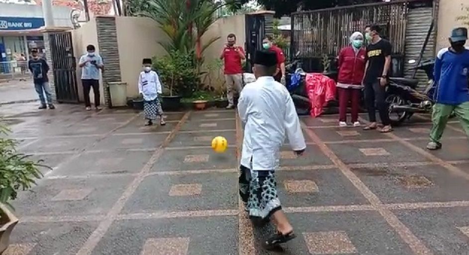 Usai dikhitan langsung main sepakbola peserta Bakti Sosial Khitan Gratis Muslimat NU Kabupaten Pekalongan di Klinik Khitan dr. Imam Kecamatan Bojong Pekalongan.